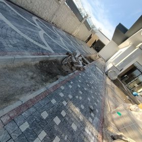 Modern bir bina otoparkında kullanılmış estetik kilit taşı uygulaması
