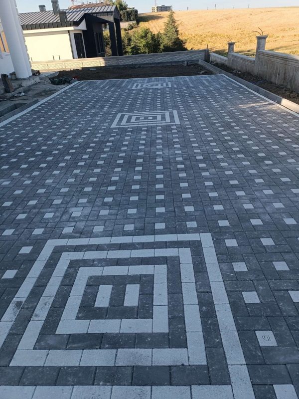 Villa bahçesinde kare desenli gri ve beyaz kilit taşı uygulaması