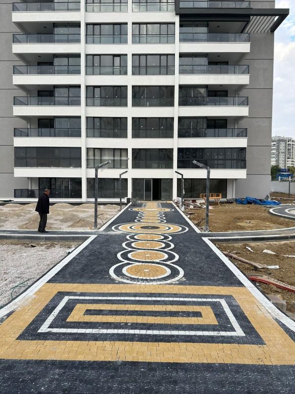 Ankara'da konut sitesi girişinde desenli parke taşı yürüyüş yolu
