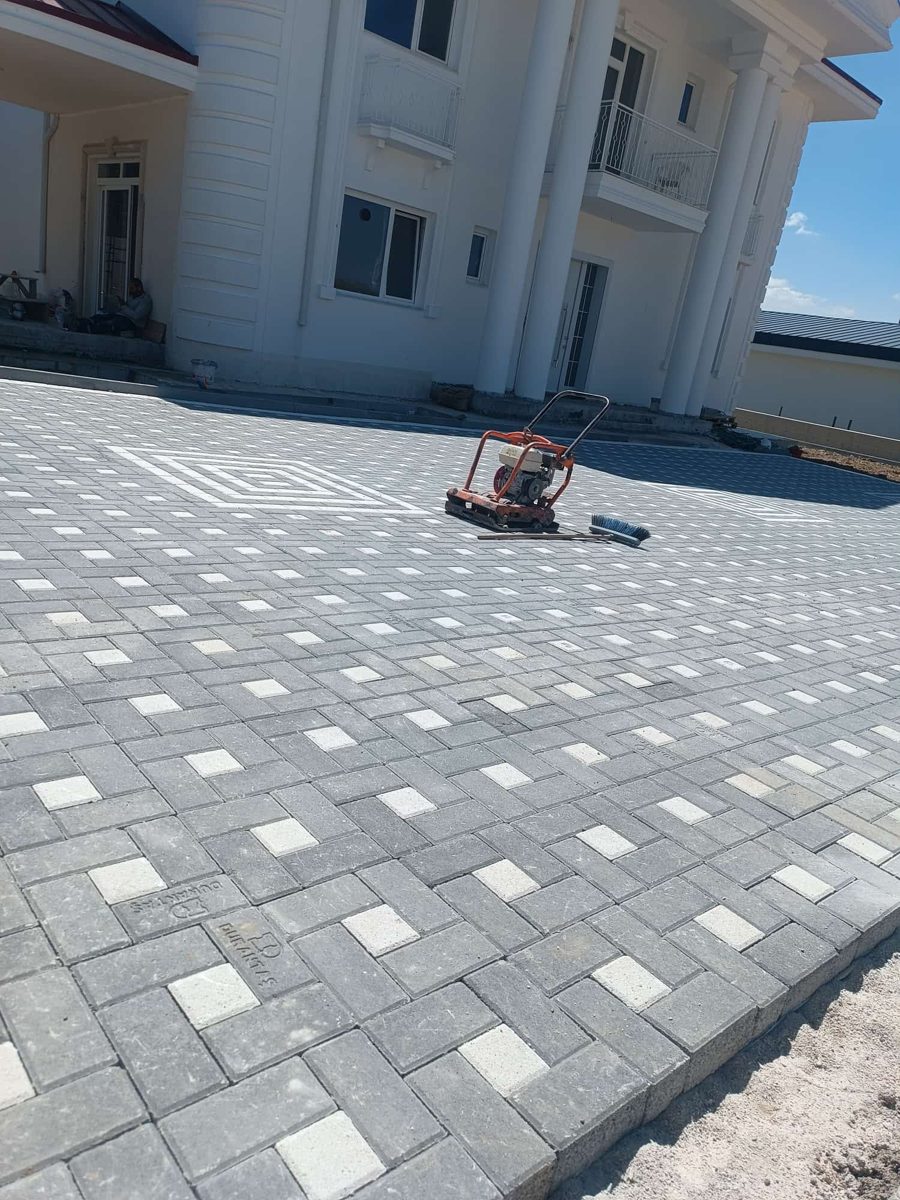 Havuz Çevresi Parke Taşı: Kaymazlık, Isı, Klor ve Eğim Rehberi