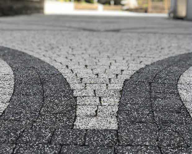 Yakın plan kilit taşı derzleri ve iki renkli taşların birleşim çizgisi