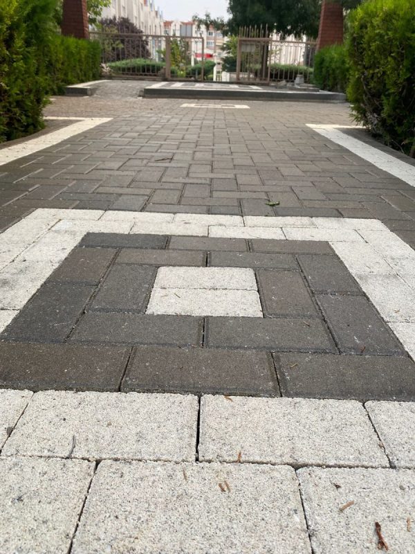 Beton kilit taşı ile granit görünümlü büyük plakaların bir arada kullanıldığı yol